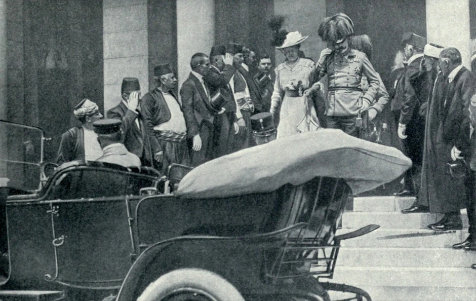 Franc Ferdinand i Sofija Hotek ulaze u kola u kojima će biti ubijeni