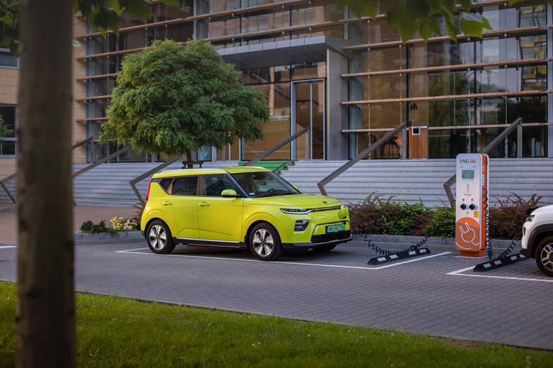 Kia e-Soul, cena od 139 990 zł. Bateria od 39,2 kWh, zasięg do 277 km. Opcjonalnie bateria 64 kWh, silnik o mocy 204 KM zamiast 136 KM, zasięg 452 km w cenie od 161 490 zł