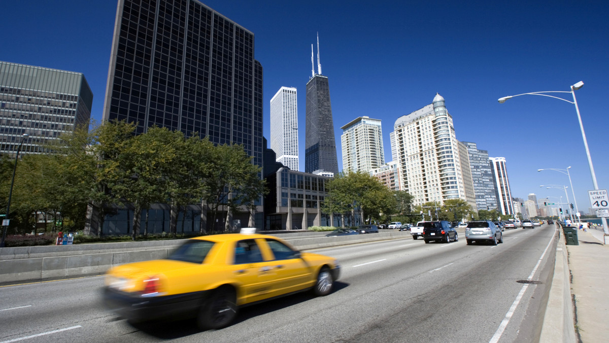 Chiński student został oszukany przez taksówkarza z chicagowskiego lotniska O'Hare na kilka tysięcy dolarów. Mężczyzna naciągnął chłopaka na podróż do - oddalonego o 240 km - miasta Champaign, gdzie znajduje się stanowy uniwersytet Illinois.