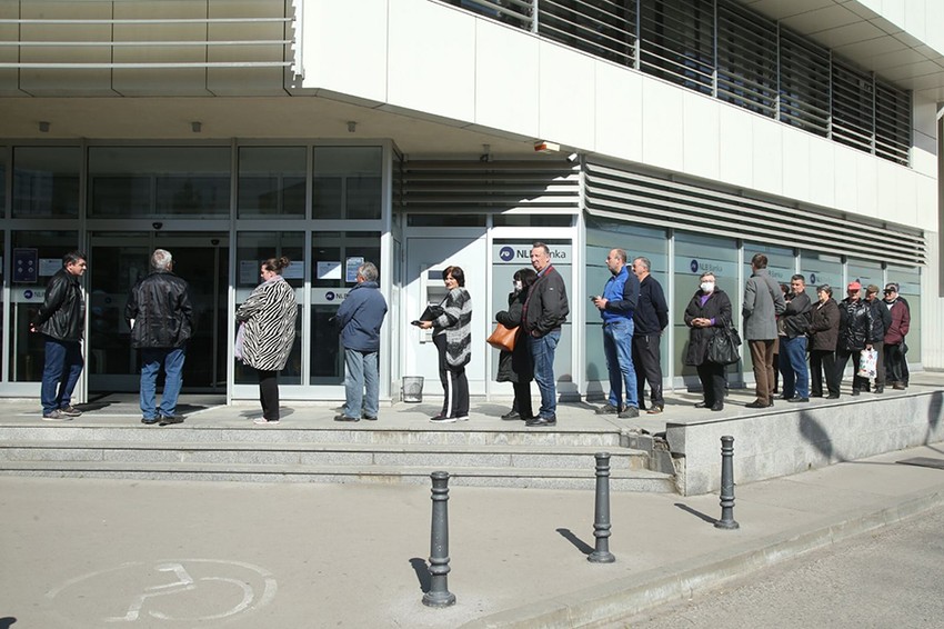 Ispred banaka redovi, građani se pridržavaju razmaka od jednog metra