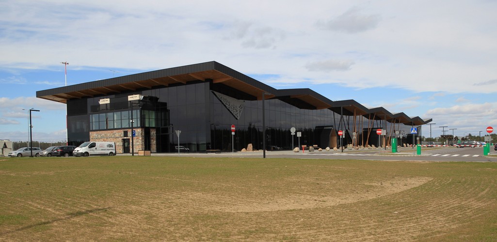 Siatka połączeń z Olsztyn-Mazury do głównego lotniska w Monachium jest tak ułożona, że pasażerowie będą „łapali” w Niemczech loty np. do Nowego Jorku, Toronto, Pekinu, Szanghaju, czy Singapuru. <br><br> Dyrektor siatki połączeń i zarządzania przychodami Adria Airways Luka Rojsek powiedział na konferencji prasowej w Szymanach, że firma ta zdecydowała się na uruchomienie tego połączenia, ponieważ widzi w tym kierunku duży potencjał zarówno dla klientów indywidualnych, jak i biznesowych. Sam Rojsek by dojechać ze Słowenii do Szyman doleciał samolotem do Warszawy i trzy godziny jechał na Mazury autem.