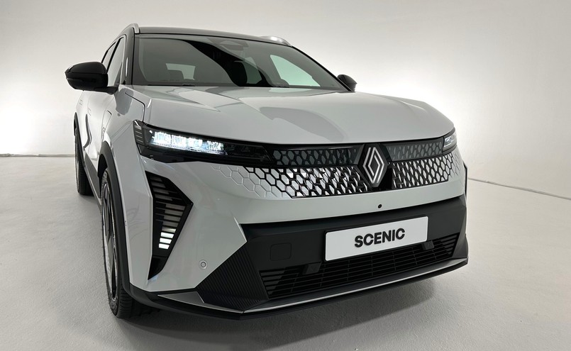 Wszystkie wersje są wyposażone w ładowarkę pokładową kompatybilną ze stacjami szybkiego ładowania prądem stałym (do 130 kW w wersji comfort range i do 150 kW w wersji long range) oraz w kabel AC22 do ładowania z wallboxa.