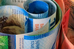 Frank szwajcarski jest bardzo drogi, czy złoty jest bardzo tani? Co czeka frankowiczów?