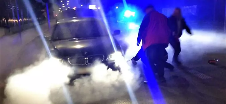 Policjanci zamienili się w strażaków i ugasili BMW