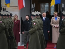 Zełenska w stylu Melanii Trump - Duda po swojemu. Stylizacje pierwszych dam na spotkaniu w Warszawie [FOTO]