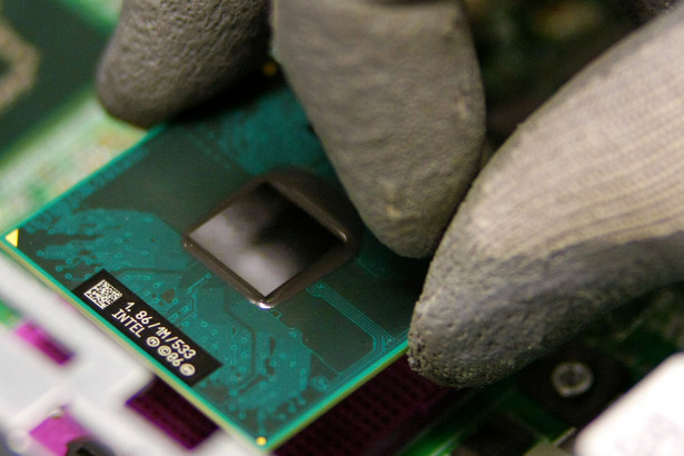 Procesor firmy Intel montowany na płytę główną