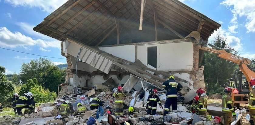 Dramatyczna akcja ratunkowa w Rząśniku. Zawaliła się część budynku wielorodzinnego. Spełniło się najgorsze