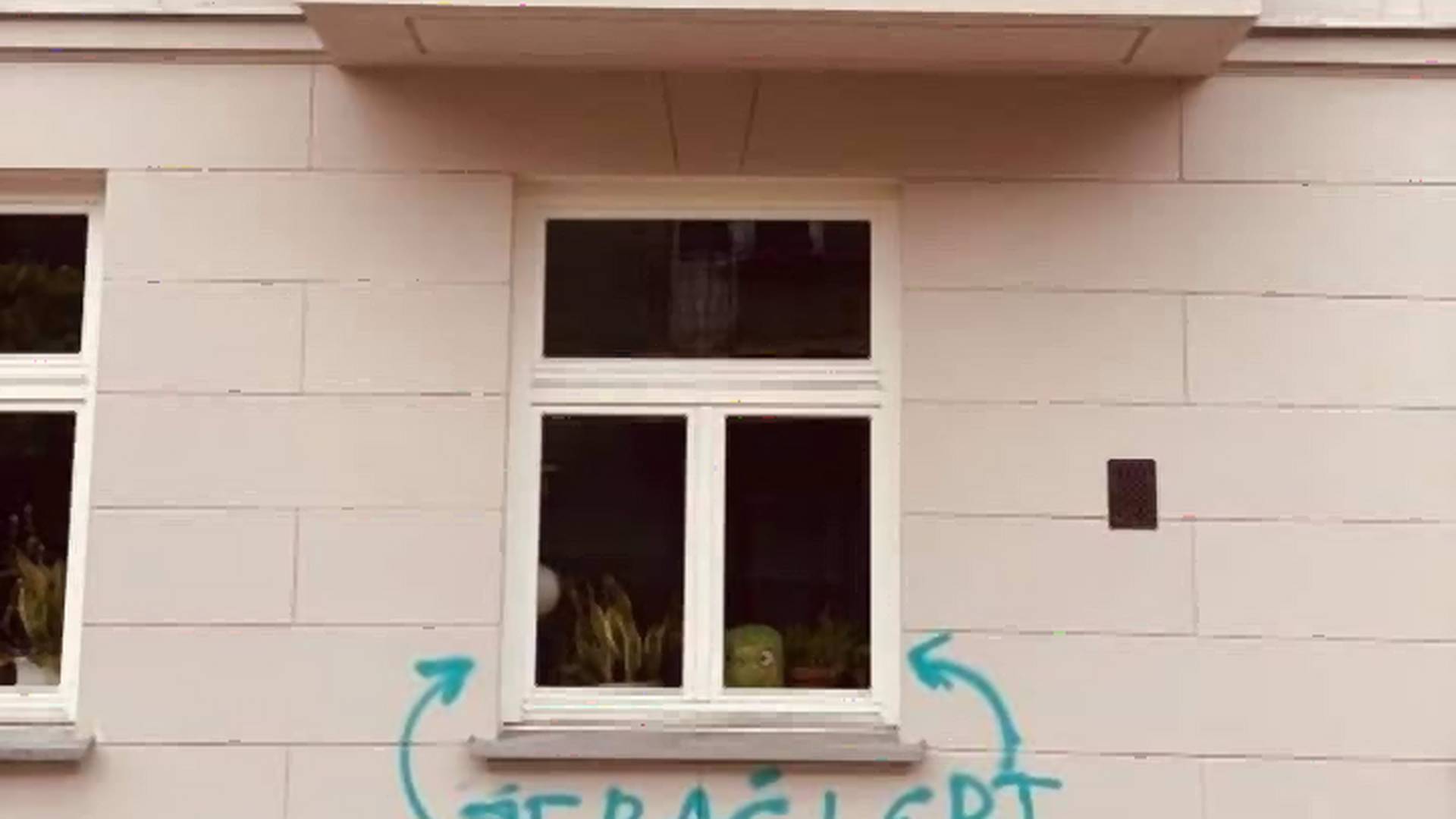 Warszawiacy zareagowali na homofobiczny napis pod oknem sąsiadów