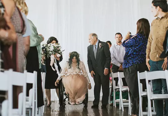 Sparaliżowana panna młoda wstała na ślubie z wózka. Goście nie kryli zaskoczenia i łez wzruszenia