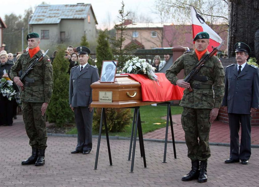 Zrozpaczona rodzina żegna stewardessę