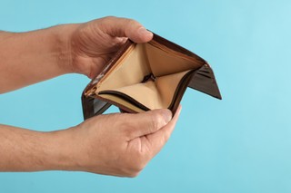 Sytuacja materialna Polaków w 2025 r. Przeważają pesymiści [SONDAŻ]