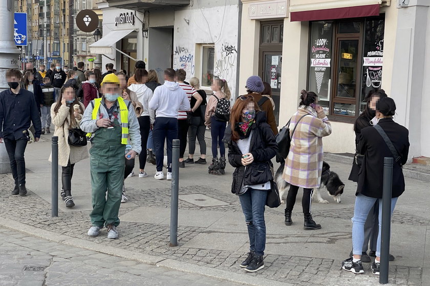 Wrocławianie korzystają z pogody... bez maseczek!