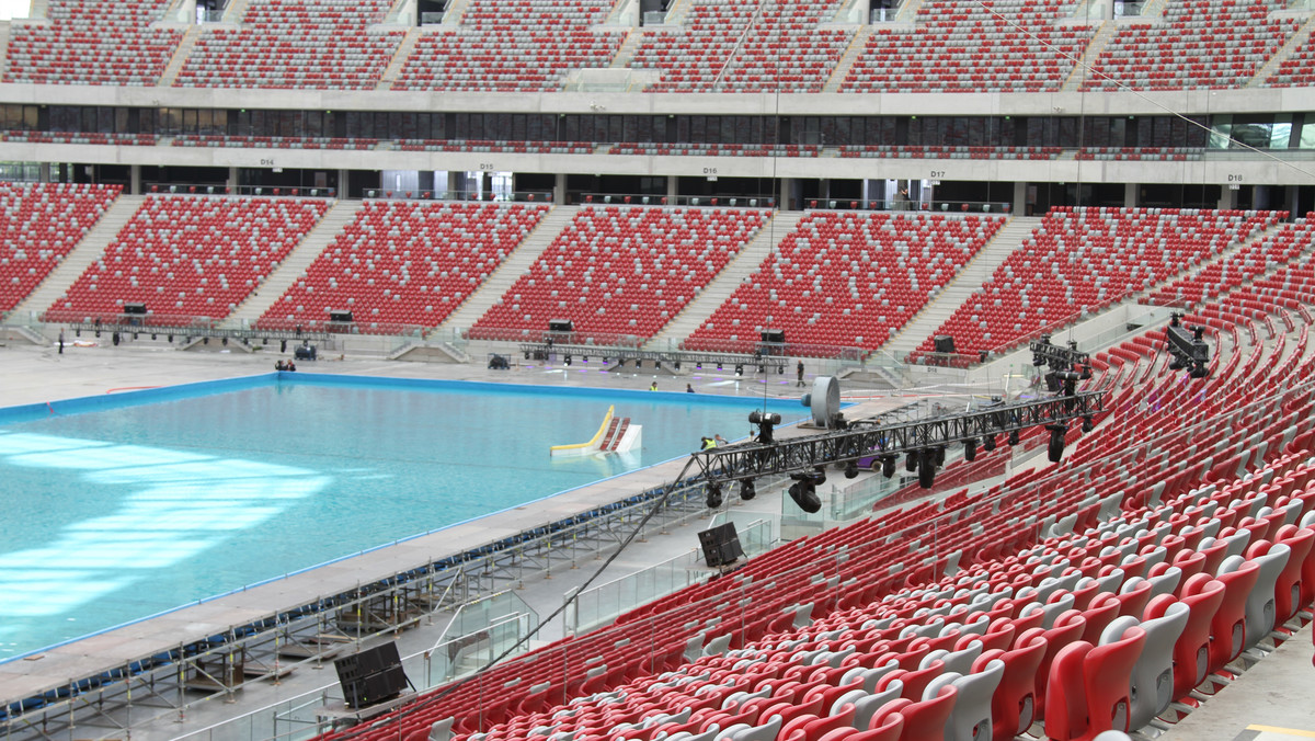Stadion Narodowy w Warszawie jest już prawie gotowy na zawody Pucharu Świata PWA w windsurfingu. Na płycie obiektu zamontowano gigantyczny basen, w którym zmieszczą się trzy miliony litrów wody. Zobaczcie koniecznie zdjęcia basenu na Narodowym.