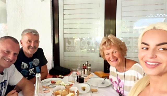 Dragan Bosanac sa suprugom i ćerkom