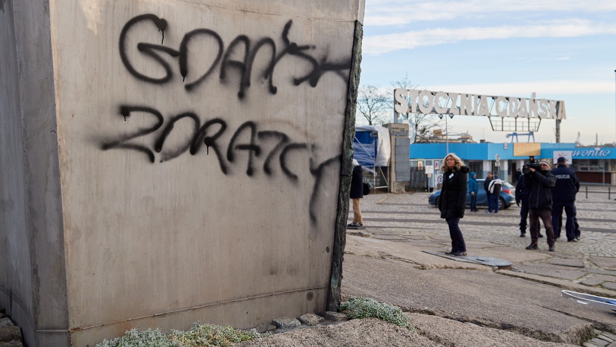 GDAŃSK POMNIK POLEGŁYCH STOCZNIOWCÓW DEWASTACJA (Pomnik Poległych Stoczniowców)