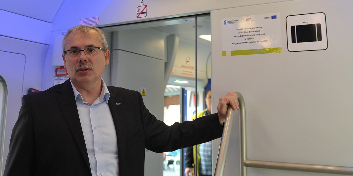 Janusz Malinowski jako prezes PKP Intercity prezentuje nowe wagony przewoźnika. Przemyśl, 26 października 2013 r.