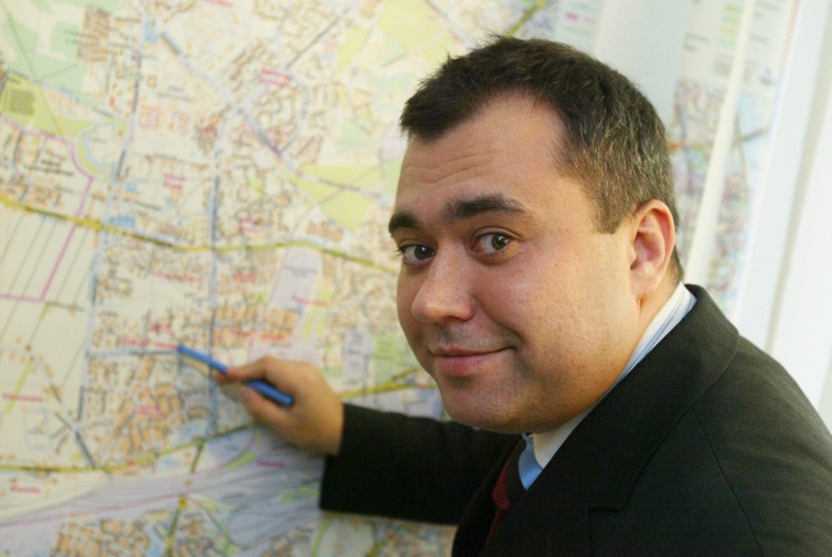 22 kwietnia 2014 r. Jarosław Dąbrowski zrezygnował ze stanowiska po oskarżeniach byłego współpracownika, odwołanego wiceburmistrza Bemowa Pawła Bujskiego. W związku ze sprawą, zarządzono na Bemowie kontrolę Urzędu m.st. Warszawy, która wykazała poważne uchybienia i nadużycia ze strony Jarosława Dąbrowskiego. Jarosław Dąbrowski to były burmistrz Bemowa i były wiceprezydent Warszawy. Odszedł z ratusza wiosną w atmosferze skandalu. Nieco później opuścił szeregi PO. Jako główny oskarżony w tzw. Aferze Bemowskiej [Wikipedia]