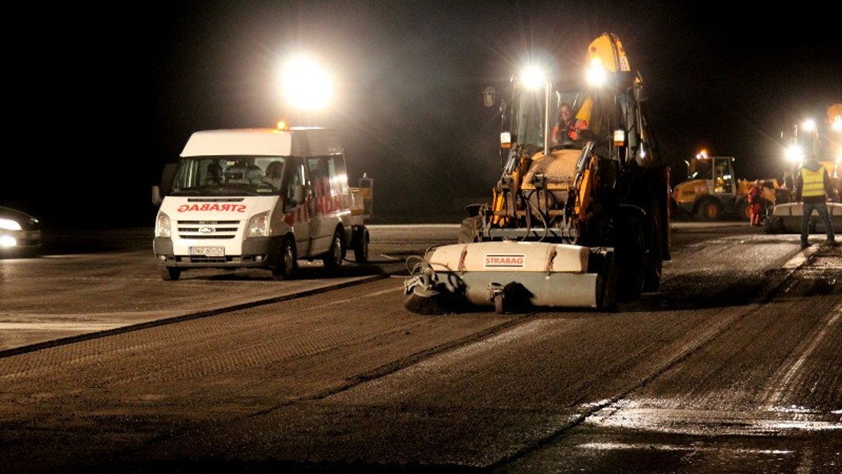 80 metrów w pięć godzin. W takim tempie posuwają się prace przy remoncie drogi startowej wrocławskiego lotniska. Roboty prowadzone są jedynie przez pięć nocy w tygodniu, gdy samoloty nie latają.