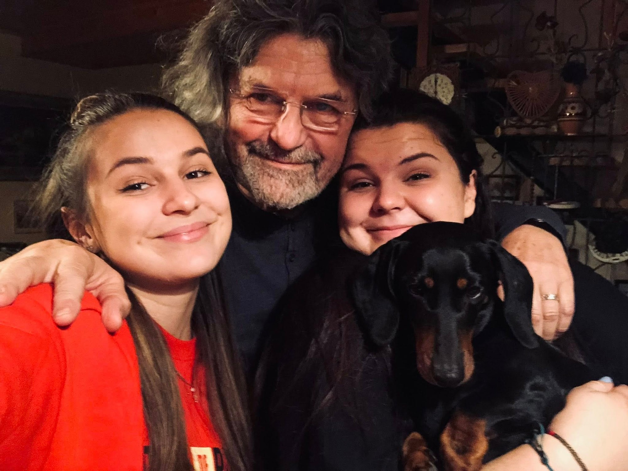 Muzikálový herec Petr Dopita s dcérami Agátou (vľavo) a Annou.