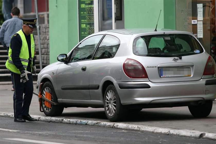 Zatrudnia nowych strażników