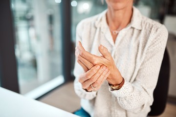 Az oszteoporózis gyakran kísér bizonyos hormonális betegségeket, állapotokat, mint például a menopauza, illetve egyes gyógyszerek mellékhatása is kiválthatja, így például a szteroidok közepes vagy nagy dózisú, hosszú időn át tartó használata. Sokan úgy tekintenek a csontritkulásra mint női betegségre, jelentős számú férfit is utolér.