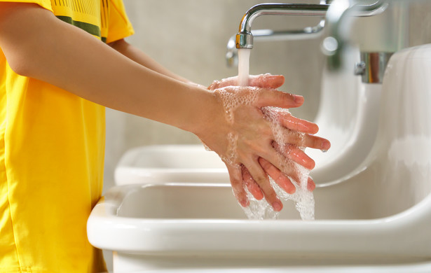 MEN doprecyzuje obowiązek wyposażenia szkolnych łazienek w podstawowe środki higieniczne