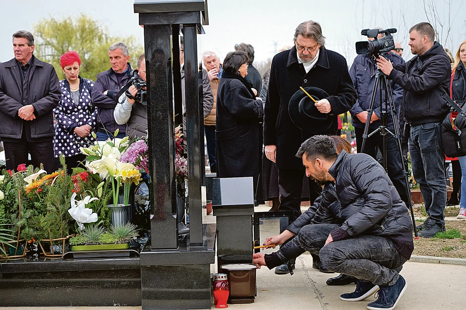 Ognjen Amidžić na pomenu bio sa suprugom Danijelom 