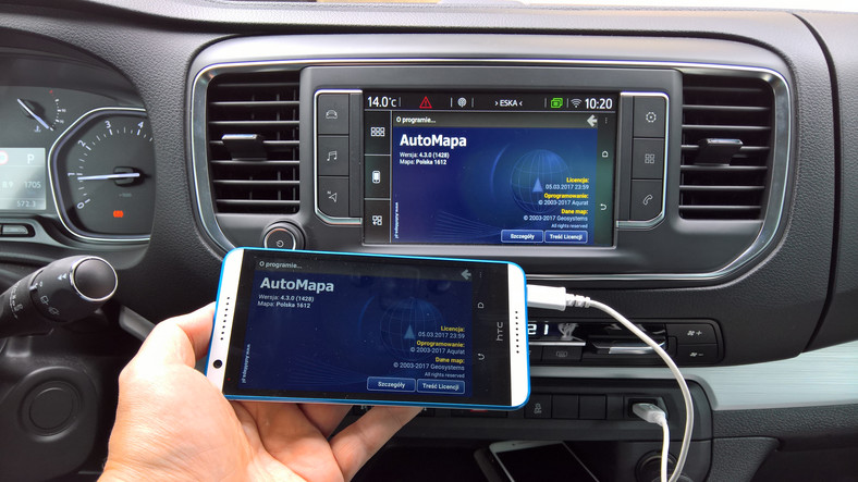 W ramach testów MirrorLink udało się także uruchomić popularną AutoMapę. Niestety program jest wyświetlany na ekranie radia tylko podczas postoju. Toyota Proace