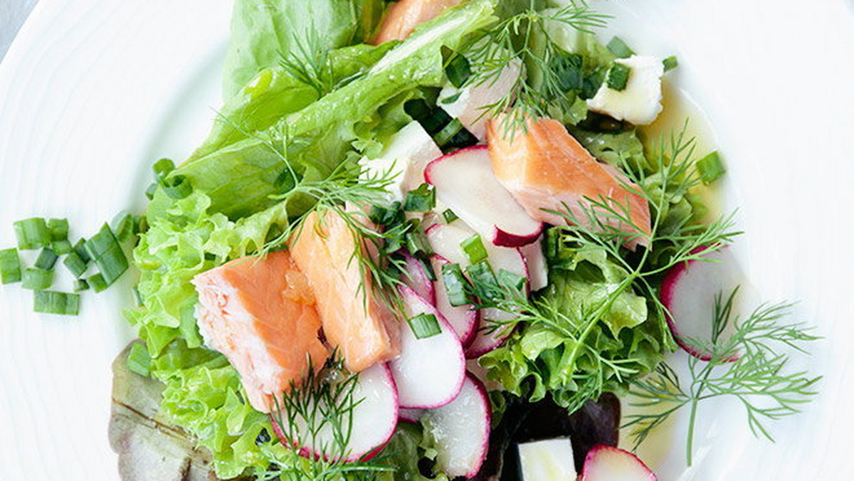 Sałatka z wędzonym łososiem i warzywami ma bardzo wiele zalet. Doskonale smakuje, jest zdrowa i elegancko prezentuje się na stole. Możesz ją potraktować jako samodzielny posiłek albo dodać do dania głównego.
