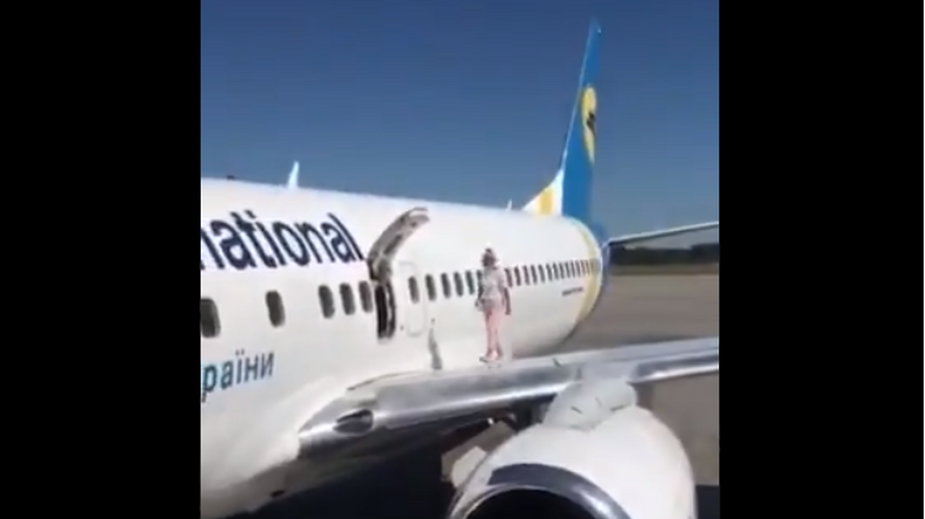 Ukraina. Kobieta weszła na skrzydło samolotu. Chciała się przewietrzyć -  Wiadomości