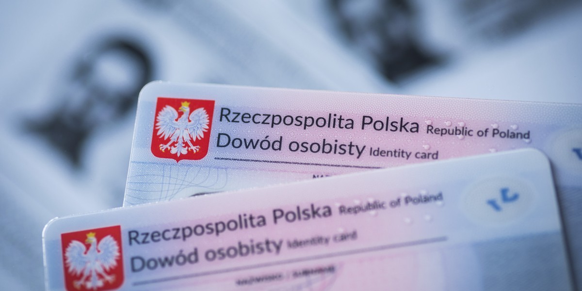 Ponad 1 mln 200 tys. Polaków w tym roku będzie składało wnioski o nowy dowód osobisty - poinformowało w czwartek Ministerstwo Cyfryzacji, które zachęca, by wnioski o nowe dokumenty składać online.