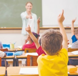 Czy odprawa dla zwalnianego nauczyciela należy się, gdy jest on zatrudniony w innej placówce? [PORADNIA OŚWIATOWA]