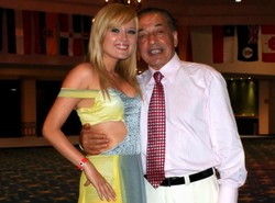 Ojciec gwiazdki handluje z walizki