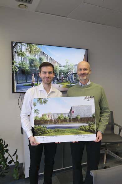 prezentacja projektu w ambasadzie, od lewej: Piotr Blicharz i ambasador Anders H. Eide