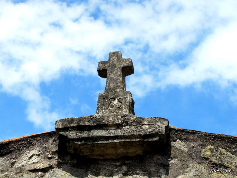 Kamienny krzyż na szczycie dachu muzeum w Aljustrel | fot. williamnyk / flickr.com