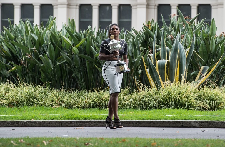 Serena Williams piękna jak nigdy. Tak pozowała z trofeum Australian Open