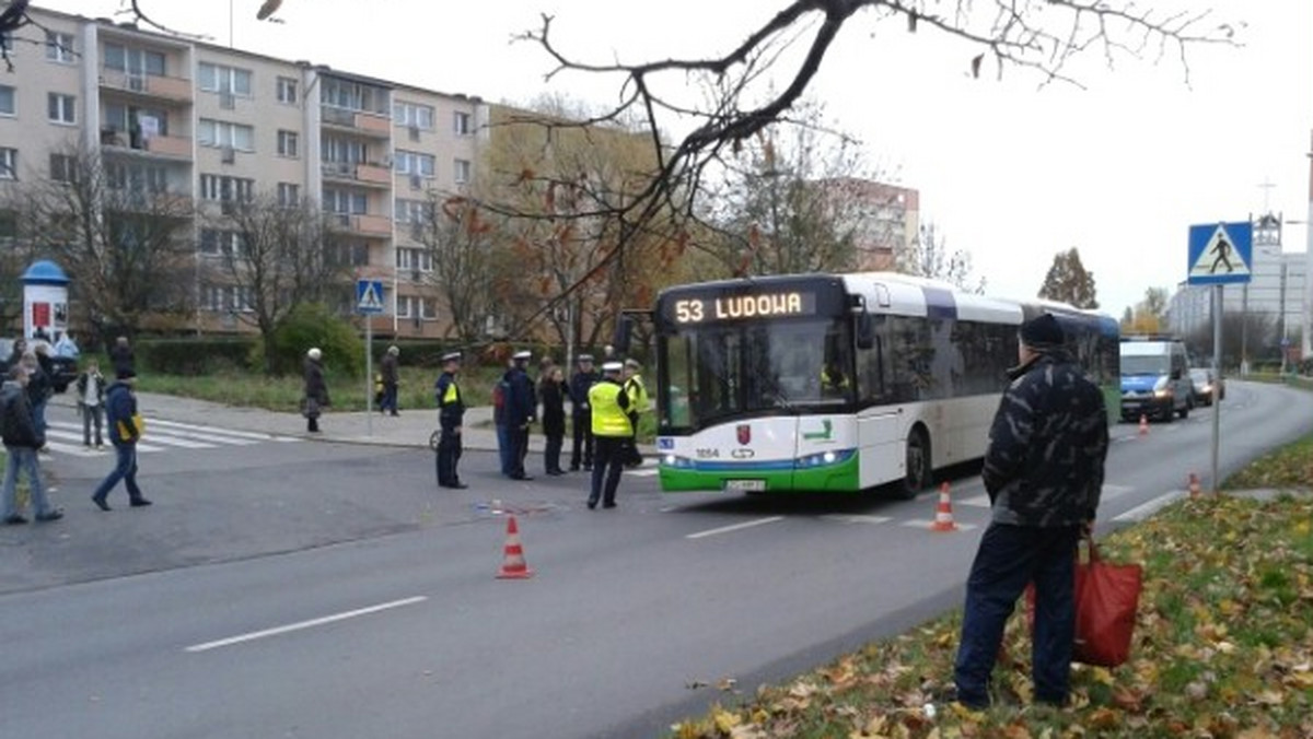 MM Szczecin: Około godz. 14.30 na osiedlu Zawadzkiego w Szczecinie doszło do wypadku. Autobus linii 53 potrącił około 80-letniego mężczyznę przechodzącego przez pasy.