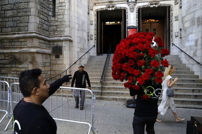 Unosi se danas cveće u crkvu u Njujorku foto:  PETER FOLEY/ UPI
