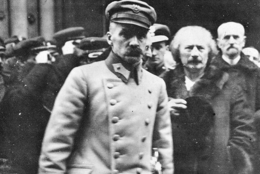 Już w lutym 1919 r. Józef Piłsudski wydał dekret wprowadzający na terenie całego kraju powszechny obowiązek szkolny od 7. do 14. roku życia.