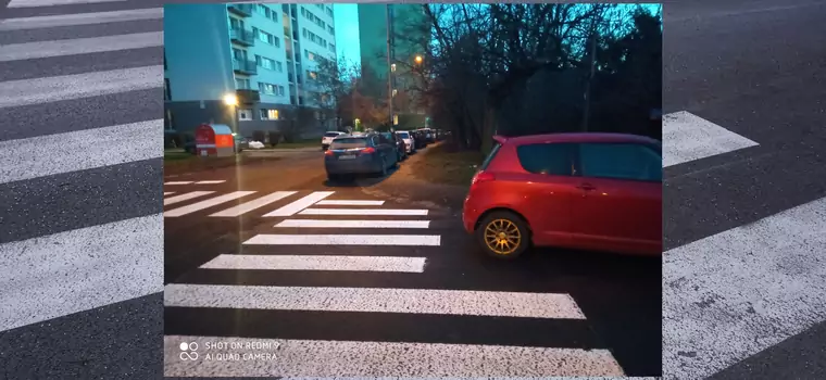 Absurd w Łodzi. Nie domalowali pasów, bo przeszkadzało źle zaparkowane auto