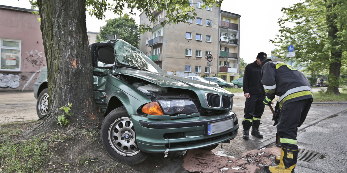 Roztrzaskał bmw w środku miasta. Odmówił powtórnego dmuchania w alkomat