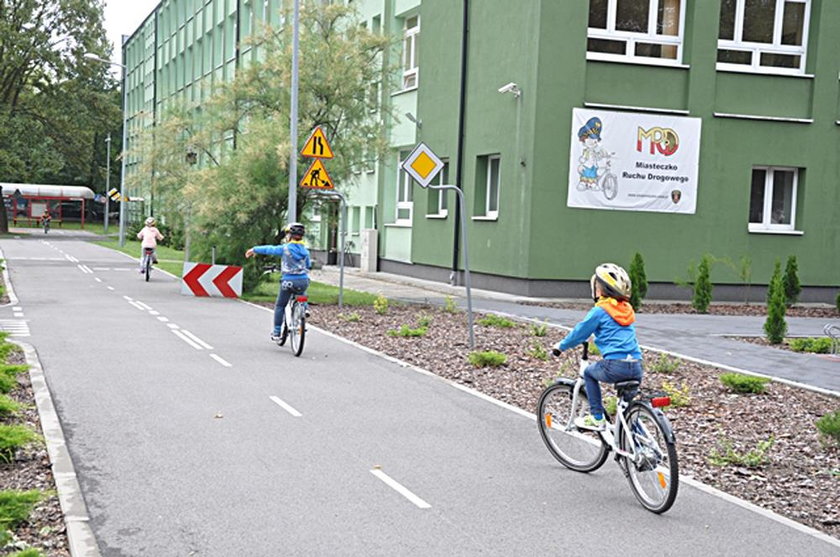 Strażnicy uczą najmłodszych bezpiecznej jazdy na rowerze