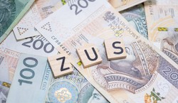 ZUS zaskoczy emerytów i rencistów. W grudniu pieniądze pojawią się przed świętami