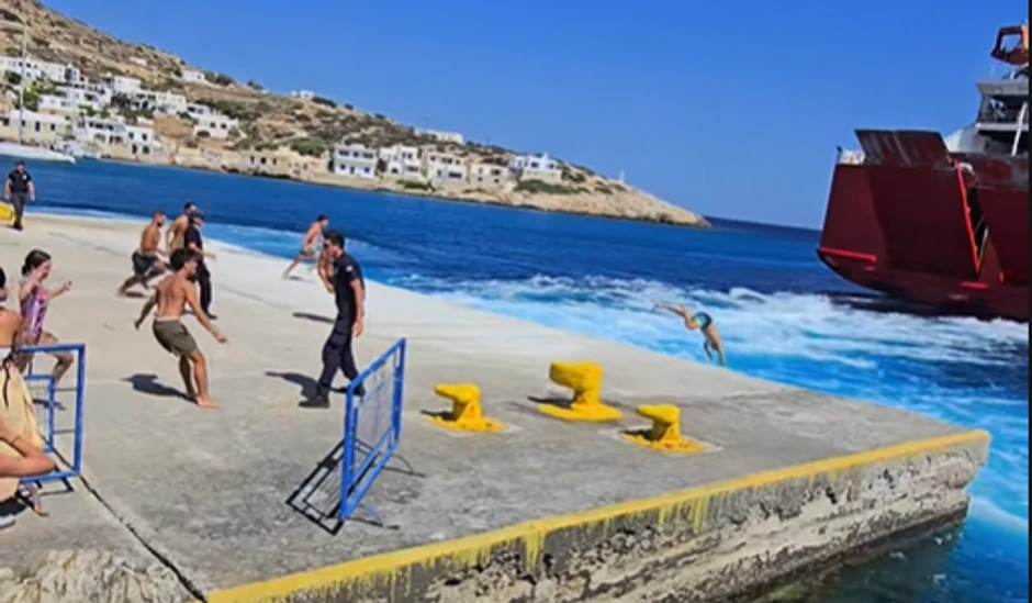 Na ostrvu Sikinos kod Santorinija među mladima se pojavio opasan trend da skaču u more dok iz pristaništa isplovljavaju trajekti