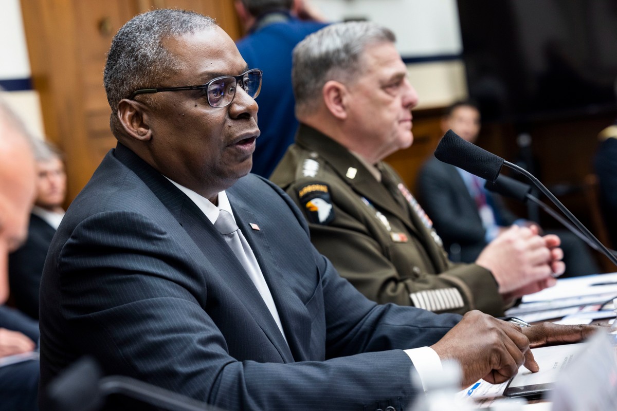 Sekretarz obrony Lloyd Austin (L) i generał Mark Milley