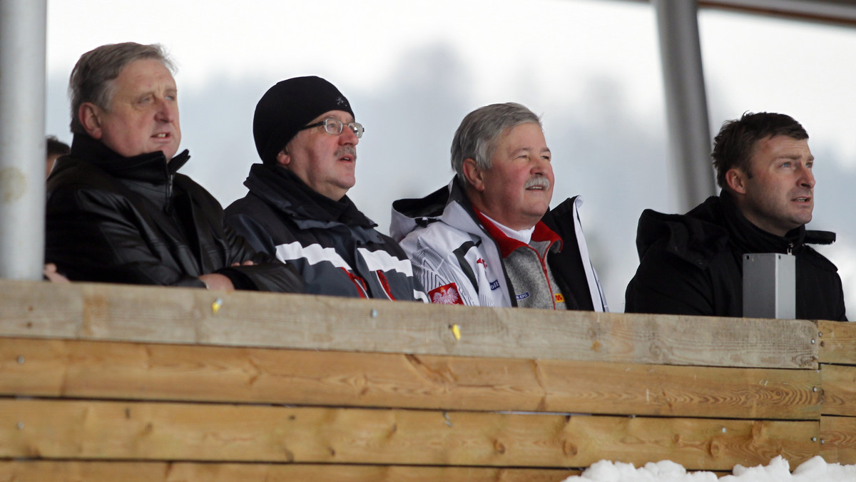 Bronisław Komorowski, który wypoczywa w rezydencji prezydenckiej na Zadnim Groniu w Beskidach, obejrzał dzisiaj rano trening młodych skoczków narciarskich klubu Wisła-Ustronianka na skoczni w Wiśle-Malince.
