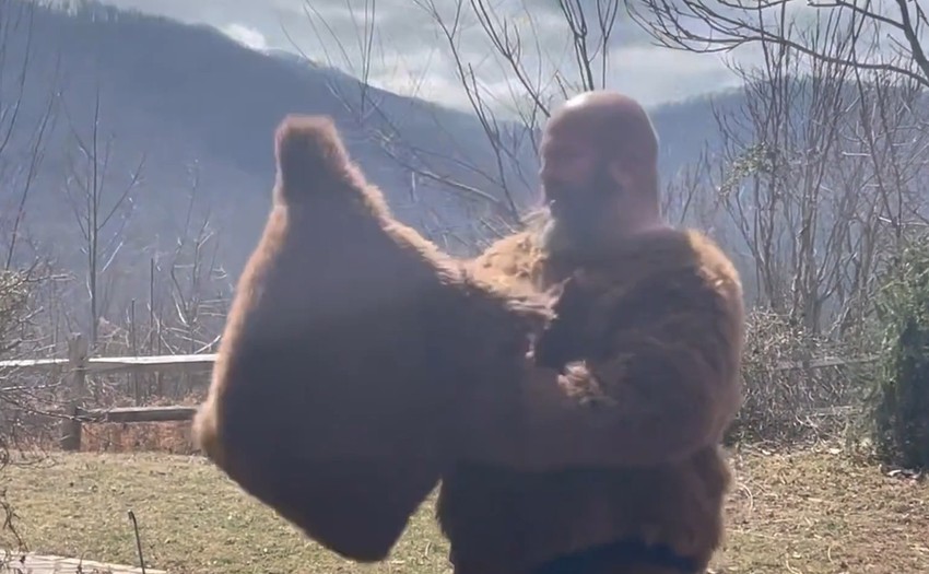 Amerikanac skida odelo nakon što je medved pobegao