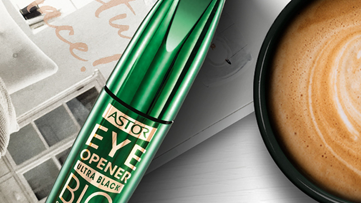 Astor prezentuje nową, oryginalną maskarę Eye Opener, która ożywia spojrzenie dzięki odżywczej recepturze bogatej w  pro-witaminy, witaminę E oraz esencję z zielonej kawy Robusta, mającej dwa razy wyższy wskaźnik kofeiny niż inne kawy typu arabika! Produkowana przede wszystkim dla miłośników mocnych kaw oraz osób potrzebujących dodatkowej energii. To pierwszy tusz do rzęs Astor, który powiększa optycznie oczy i gwarantuje włoskom uniesienie w stylu liftingu!