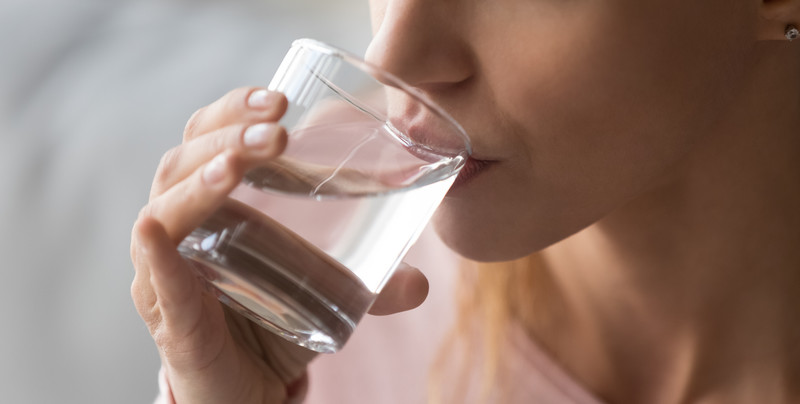 Czy picie wody tuż przed snem jest zdrowe? Odpowiedź nie jest oczywista