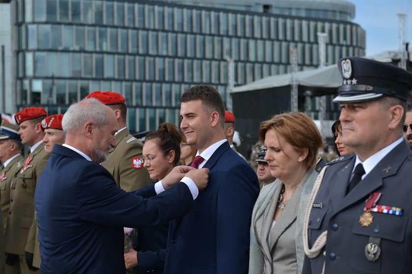 Absurdalne tłumaczenia Macierewicza. Robi z rzecznika Jamesa Bonda!